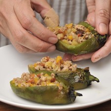 Rellenar los chiles con la mezcla de carne y fruta, puede estar tibia o caliente.