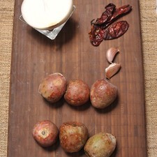 Ingredientes: 8 xoconostles 4 chiles morita 2 dientes de ajo 1/3 de cebolla Sal de mar al gusto
