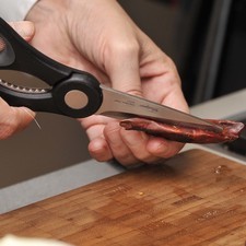 Los chiles sólo deben calentarse un poco para que suelten su aroma, si se tuestan de más toman un sabor amargo. Desvenarlos enseguida y ponerlos a hervir en agua durante 10 minutos.