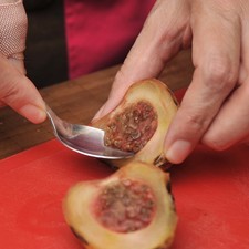 Pelar los xoconostles con cuidado, cortarlos a la mitad, remover las semillas con una cuchara pequeña y cortar la pulpa en cubos pequeños.