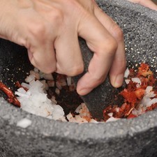 Añadir la cebolla picada y continuar moliendo.