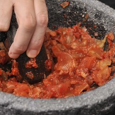 Por último, agregar los xoconostles pelados y moler hasta obtener una mezcla homogénea.