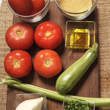 ¾ de taza de cous cous pre cocido ¼ de cebolla 4 cucharadas de cilantro picado 2 jitomate guaje 1 rama de apio 1 calabacita 4 jitomates bola Aceite de oliva virgen extra, al gusto Sal, al gusto Pimienta, al gusto