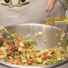 Si el cous cous no viene pre cocido, cocer de acuerdo a las instrucciones del paquete antes de mezclarlo. Sazonar con sal, pimienta y aceite de oliva virgen extra, al gusto y dejar reposar 30 minutos en el refrigerador.