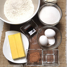 Ingredientes pastel: 2 ½ tazas de harina de trigo 1 ½ cucharadita de sal 2 cucharadas de cocoa 1 ¾ tazas de azúcar blanca 180 gramos de mantequilla sin sal 3 huevos 2 cucharadas de vainilla ½ taza de jocoque seco 2 cucharaditas de colorante rojo vegetal 2 cucharaditas de vinagre blanco ½ cucharadita de bicarbonato S 3317 1475631218