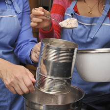 Pre calentar el horno a 350°F (175°C). Cernir la harina dos veces antes de medirla, si no se cuenta con un cernidor se puede utilizar un colador. Mezclar la harina, la sal y la cocoa y volver a cernir. Reservar. S 3319 1475631214