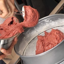 Agregar la mezcla de pastel y hornear a 350°F (175°C) de 30 a 35 min hasta que un palillo de madera salga limpio. Dejar enfriar y desmoldar. S 3326 1475631193