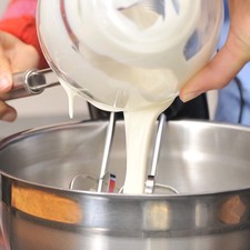 Mientras está listo el pastel, preparar el betún, mezclando el queso mascarpone, la crema. S 3327 1475631193