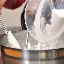 Añadir el azúcar pulverizada y el queso crema utilizando un batidor de globo. Una vez integrado, guardar en refrigeración. S 3331 1475631186