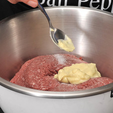 Mezclar la carne molida con la mostaza y la sal en un tazón.