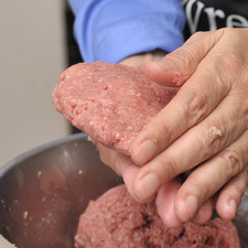 Dividir la carne en 4 partes iguales, hacer bolita cada porción y luego tortearla con las manos para darle forma de hamburguesa. Untar la parrilla con aceite de oliva y calentarla.