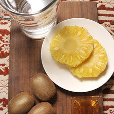 2 rebanadas de piña 3 Kiwi 2 litros de agua ¼ de taza de miel de agave
