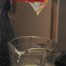 Licuar la piña y el kiwi (con o sin cáscara) junto con un poco del agua. Endulzar con la miel de agave y revolver bien.
