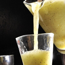 Servir en vasos con hielo, decorados con rebanadas de kiwi.