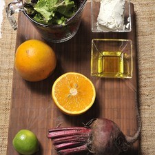 Ingredientes: 2 tazas de Lechuga mixta 100 gramos de Queso de cabra 1 pieza de Limón 2 cucharadas de Aceite de oliva 1 1/2 piezas de Naranja 1 pieza de Betabel