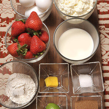 3 huevos 1 de taza de leche 6 cucharadas de harina integral ½ cucharadita de sal 1 cucharada de mantequilla Ingredientes para el relleno: 2 tazas de fresas 4 cucharadas de azúcar morena 1 limón 2 tazas de queso cottage Desinfectante de verduras