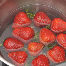 Para preparar el relleno, poner a remojar las fresas enteras en agua con una gotita de desinfectante de verduras durante 5 minutos. Escurrir, retirar el pedúnculo.
