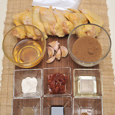 1 kilo de alitas de pollo 5 dientes de ajo picado ½ cucharadita de mostaza Dijón 2 chile chipotle adobado ½ taza de vinagre de manzana ½ taza de azúcar morena 1 cucharadita de salsa de soya Aceite de canola, al gusto Harina de trigo, al gusto Sal, al gusto Pimienta, al gusto Bolsa de plástico