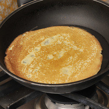Para preparar las crepas, calentar un sartén de telfón, se puede agregar un poco de mantequilla para que no se pegue. Tomar ¼ de taza de la mezcla para crepas y vaciarla rápidamente sobre el sartén y ladearlo para todos lados para que se distribuya de manera uniforme. Continuar cociendo a fuego lento hasta que la crepa se comience a levantar de los lados. Despegarla con cuidado utilizando una pala o con la mano y voltearla. Cocerla por el otro lado hasta que esté bien cocida pero no dura.