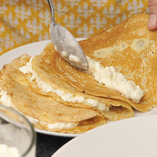 Rellenar cada crepa con un poco de queso cottage. Doblar en triángulo y colocar sobre el plato.
