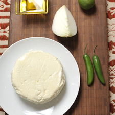 Ingredientes: 2 piezas de chile serrano 1 pieza de limón aceite de oliva virgen extra al gusto 500 gramos de queso panela 1/2 pieza de cebolla blanca
