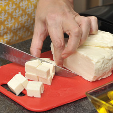 Cortar el queso panela en cubos tamaño bocado y colocar en un tazón.