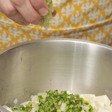 Picar finamente chile verde y la cebolla, agregar el aceite de oliva virgen extra, el jugo de medio limón y sal al gusto. Mezclar bien con una cuchara.