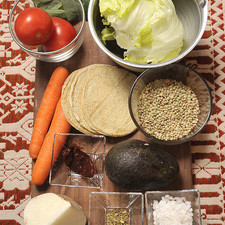 Ingredientes: 6 piezas de tortilla de maíz 2 cucharadas de cebolla picada desinfectantes de verduras al gusto 1 pieza de aguacate 1/2 pieza de lechuga 1/2 cucharita de orégano seco pimienta negra molida al gusto sal al gusto 1 manojo de espinaca 2 piezas de zanahoria 1/4 pieza de jícama 1 pieza de chile chipotle adobado 2 piezas de jitomate 1 taza de lentejas