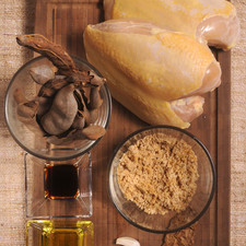 2 pechugas de pollo con piel 12 vainas de pulpa de tamarindo 100 gramos de piloncillo rallado ¼ cucharita de sal 1 chile chipotle seco 1 diente de ajo 1 cucharada de vinagre balsámico Aceite de oliva la gusto Papel aluminio