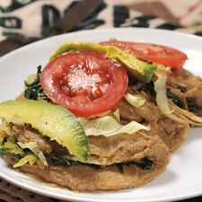Para servir, bañar con más salsa y decorar con lechuga fresca, rebanadas de jitomate y aguacate.