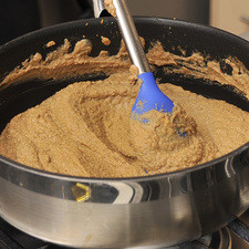 Verter en un sartén caliente con un poquito de aceite. Dejar que suelte el hervor, sazonar con sal al gusto y reducir la flama. Dejar cocer hasta obtener la consistencia deseada (espesa).