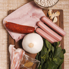 ½ kilo de alubia 1 cebolla blanca 4 dientes de ajo 1 manojo de espinacas 150 gramos de jamón de puerco 150 gramos de salchicha de puerco 100 gramos de tocino 150 gramos de chorizo Sal al gusto Pimienta al gusto 1 pizca de comino en polvo