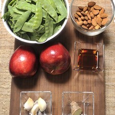 Ingredientes: Sal Aceite de ajonjolí 3 dientes de Ajo 1 trozo de Jengibre 3/4 taza de Almendra 2 piezas de Manzana roja 4 tazas de Chícharos chinos