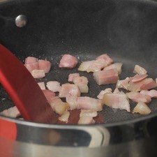 Freír la panceta en el aceite hasta que esté dorada.