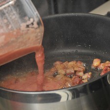 Agregar el jitomate y continuar cociendo hasta que el jitomate cambie a un tono de rojo intenso, aproximadamente 5 minutos.