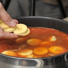 Añadir el plátano cortado en rodajas, las hojas de cilantro y sazonar con sal. Dejar hervir 10 minutos más hasta que el plátano esté cocido.