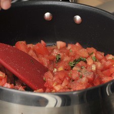 Acitronar el ajo en una sartén abierta con aceite de oliva a fuego medio durante un minuto. Agregar los jitomates picados junto con las hojas de albahaca picada. Sazonar con sal, pimienta y albahaca. Cocer destapado a lumbre baja durante 20 minutos o hasta concentrar bien el jitomate. Mover de vez en cuando.