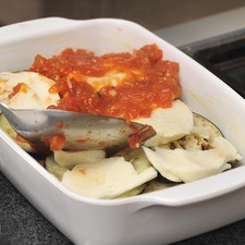 Espolvorear con queso parmesano encima y hornear en horno de 350°F (180°C) durante 35 a 40 minutos.