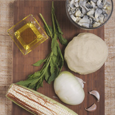 250 gramos de cuitlacoche 2 dientes de ajo ½ cebolla 1 elote 2 ramitas de epazote ½ kilo de masa de maíz Aceite de oliva Sal al gusto