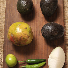 Ingredientes: 1/2 pieza de limón 2 piezas de chile serrano 1 pieza de granada 1/4 pieza de cebolla blanca 3 piezas de aguacate sal al gusto S 3445 1475630845
