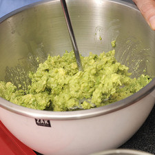 Agregar el jugo de medio limón y machacar con el machacador. S 3448 1475630845