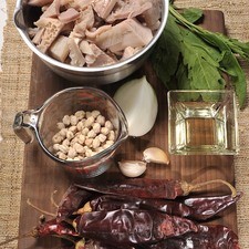 Ingredientes: 1/4 pieza de Cebolla blanca Aceite vegetal 1/2 taza de Garbanzo 2 varas de Epazote Orégano seco 2 dientes de Ajo 5 piezas de Limón Sal 9 piezas de Chile guajillo 1 kilogramo de Pancita de cerdo pre-cocida y limpia