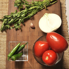 Ingredientes: aceite de oliva al gusto 12 ramas de cilantro sal al gusto 1/2 pieza de cebolla blanca 1 diente de ajo 3 piezas de chile serrano 4 piezas de jitomate guaje