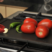 Asar los jitomates, los chiles y el diente de ajo sobre el comal, dando vueltas con una pinza hasta que se vean cocidos y la piel esté tostada. El ajo no debe quedar quemado porque amarga.
