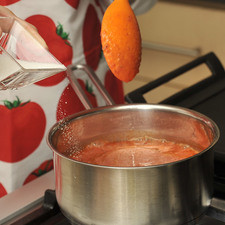 Sofreír la salsa en un sartén con aceite de oliva durante 5 minutos.