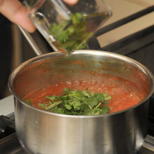 Agregar las ramitas de cilantro cortadas en trozos pequeños, sazonar con sal al gusto y dejar hervir 1 minuto más.