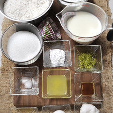 Ingredientes: 1/8 cucharita de sal 1 cucharita de extracto de vainilla 1 1/3 tazas de azúcar blanca 2 1/4 tazas de harina de trigo 1 1/2 tazas de azúcar pulverizada (glass) 3 cucharadas de jugo de naranja 3 cucharadas de mantequilla 1 cucharada de ralladura de cáscara de naranja 1/8 cucharita de sal palillos al gusto 12 piezas de capacillos para cupcake 2 piezas de huevo 1 taza de leche de vaca 1/2 taza de manteca vegetal 3 cucharitas de polvo para hornear (levadura química)