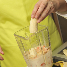 Licuar el plátano pelado con la papaya, la leche, canela y vainilla. Colar y agregar a la jarra.