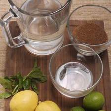 ½ taza de agua ½ taza de azúcar morena 3 guayabas 6 limones 10 hojas de hierbabuena fresca 2 ½ tazas de agua
