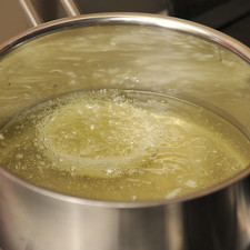 Poner a calentar suficiente aceite vegetal en una olla honda, el aceite debe estar bien caliente. Introducir los aros de cebolla dentro del aceite y voltear con la pinza cuando sea necesario. Sacar y escurrir sobre una servilleta de papel. S 3494 1475630721